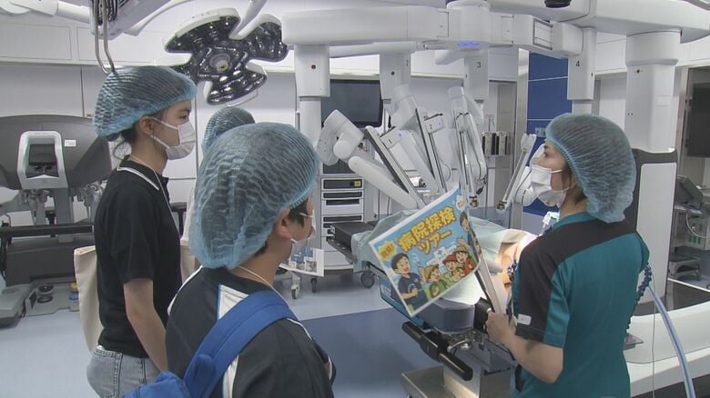 未来の医療を担う期待も…夏休み中の小中学生が病院の仕事を体験 ストレッチャーでの搬送も｜FNNプライムオンライン