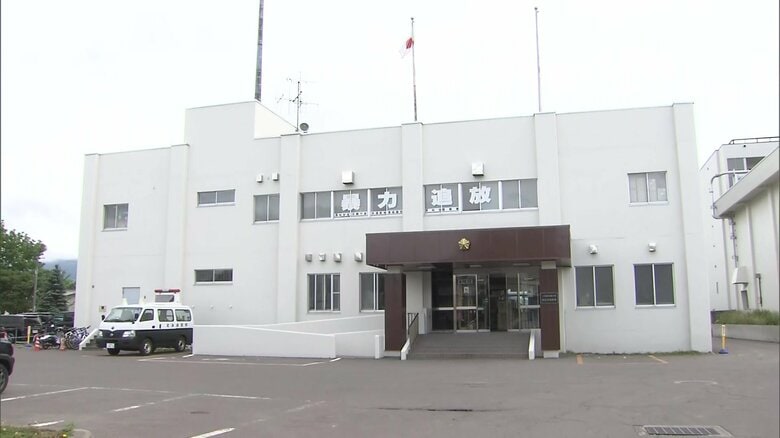 「あー！」「痛い痛い！」北海道ニセコで20代くらいの男性が“刃物”で刺される「路上で背中から血が出ている人がいる」と目撃者が通報…犯人は逃走か｜FNNプライムオンライン