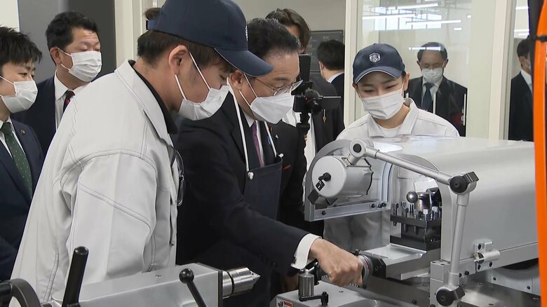自身の肖像入りを…　金物の産地で岸田首相が作業体験｜FNNプライムオンライン