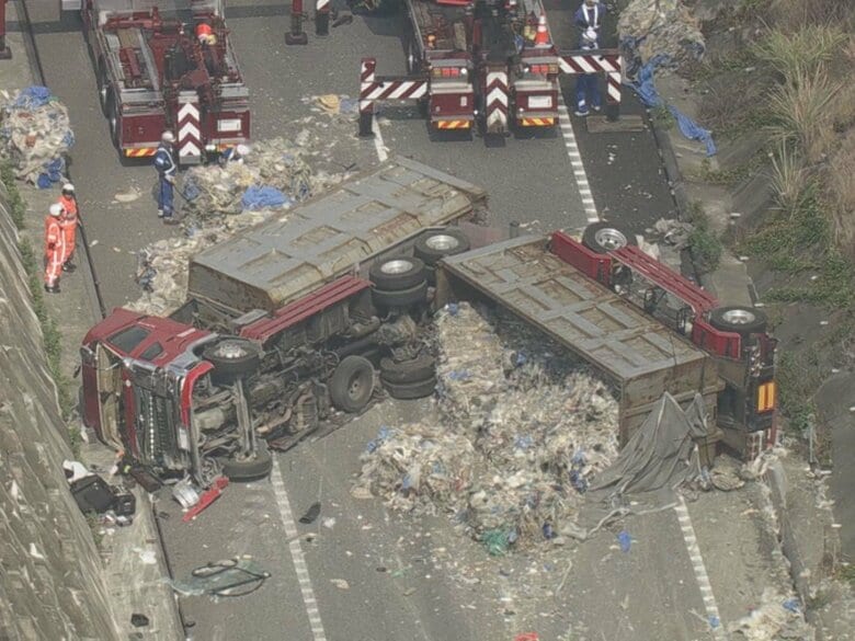 2車線の道路を完全にふさぐ…新東名下りでトレーラーが横転 積み荷の産業廃棄物が散乱し一部区間で通行止め｜FNNプライムオンライン