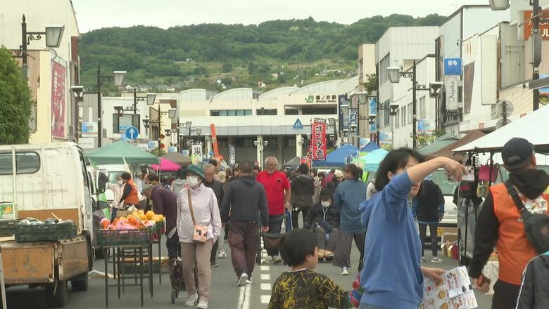 「子供も楽しめる」　16年目迎えた駅前の「軽トラ市」　歩行者天国に地元の野菜など商う62店　新企画でキッチンカーやワイナリーも　｜FNNプライムオンライン