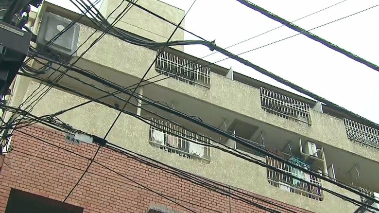 事件が起きたマッサージ店が入るビル(28日朝 横浜市西区)