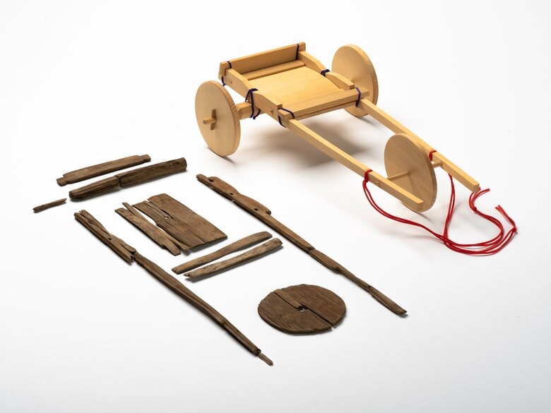 車形木製品　　出典：奈良市埋蔵文化財調査センター