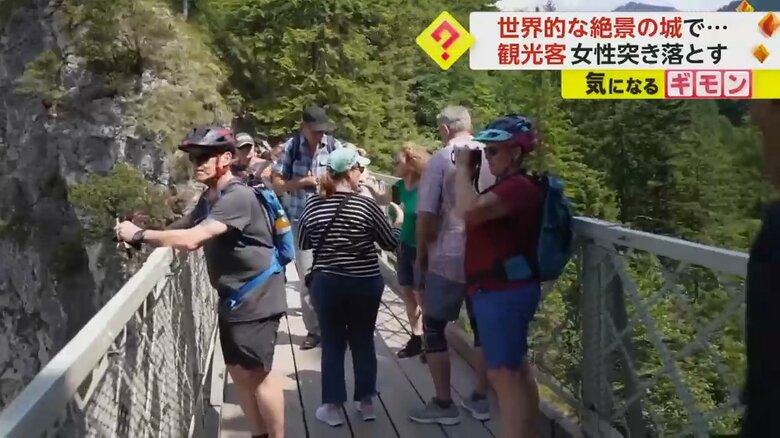 城の近くにかかる橋に観光客が集まっている