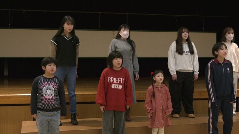 練習に励む合唱団のメンバーとOG