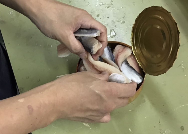 パーツを缶に詰めていく