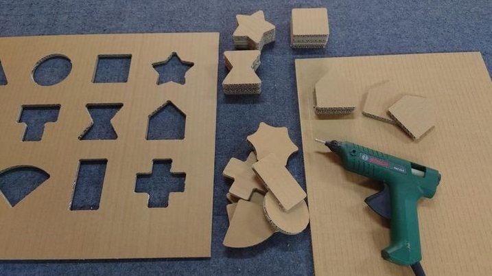 段ボールはこのようにカットして作品にするそう