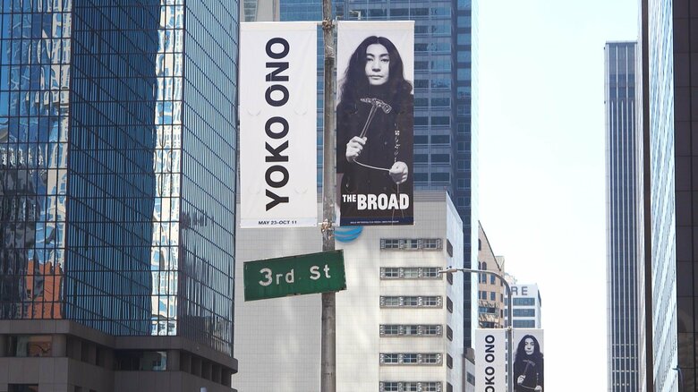 オノ・ヨーコさんのバナーがロスのあちこちに
