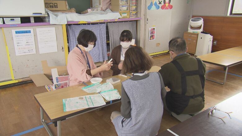 工作の材料を準備する職員