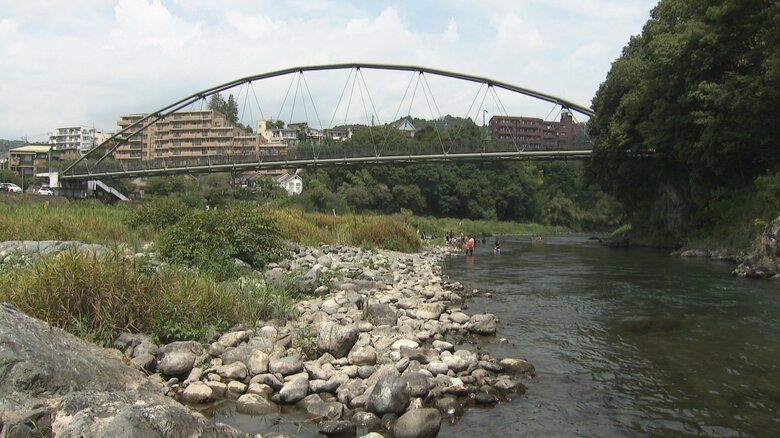東京・青梅市の多摩川では川遊びをする人たちの姿があった