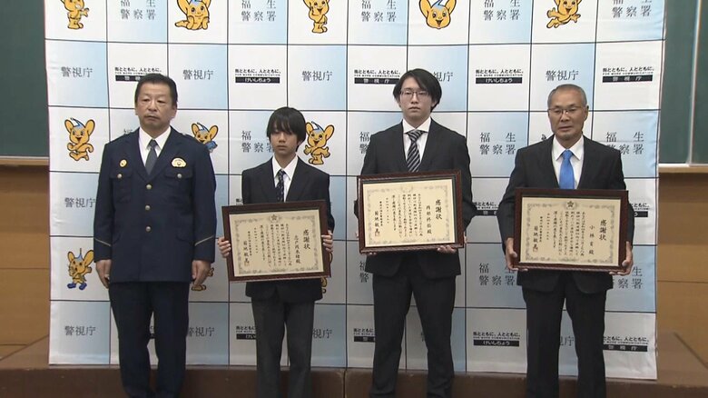 踏切に倒れていた男性を救助した4人に感謝状が贈られた（9日 福生署）