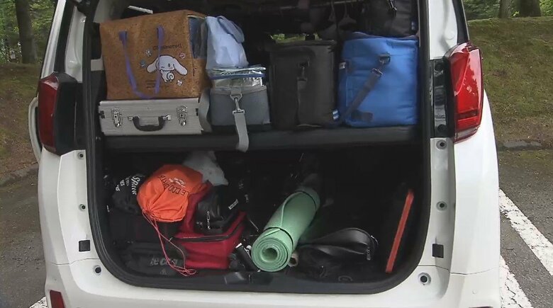 試合会場へは両親が運転する車で移動。中には生活用品が積まれていた