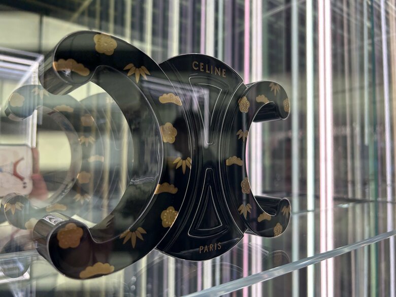 セリーヌのエンブレムが漆アートに。これぞ日仏のコラボ！