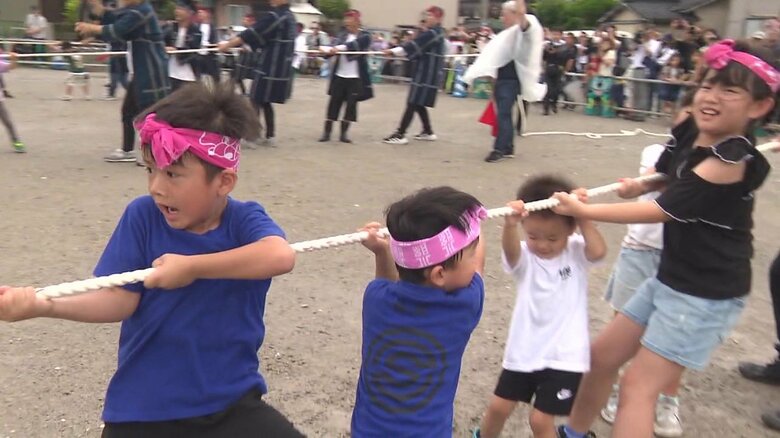 ロープを力いっぱい引っ張る子供たち