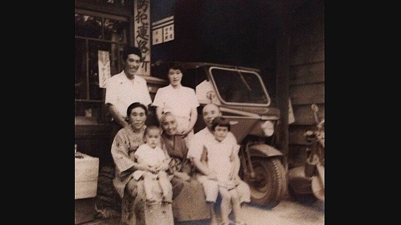 安楽屋は明治元（1868）年に塩やみそなどを扱う商店として創業