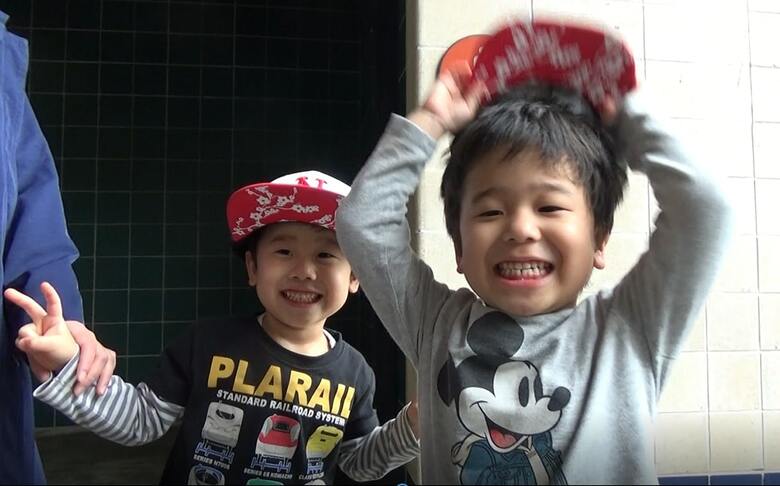 限定キャップ入手に子供たちも大喜び