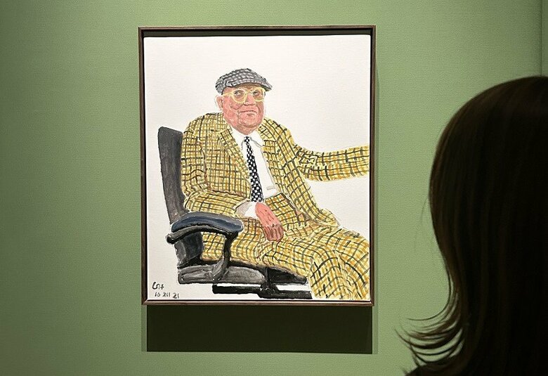 《自画像、2021年12月10日》（2021）作家蔵　「デイヴィッド・ホックニー展」展示風景 　東京都現代美術館、2023年