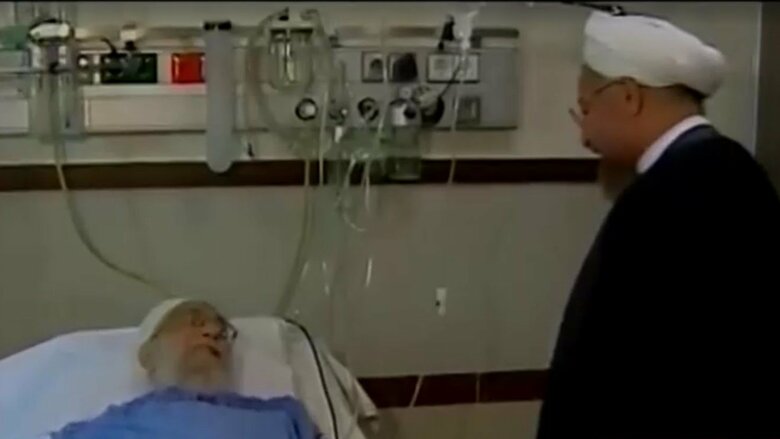 2014年には前立腺の手術を受けたハメネイ師。ロウハニ大統領（当時）が見舞う。