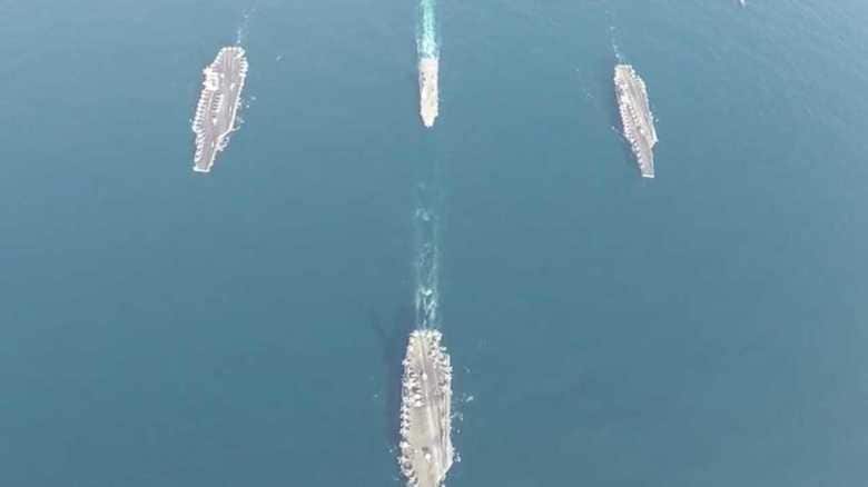 海自護衛艦「いせ」と米空軍B-1B爆撃機が3個空母打撃群と演習