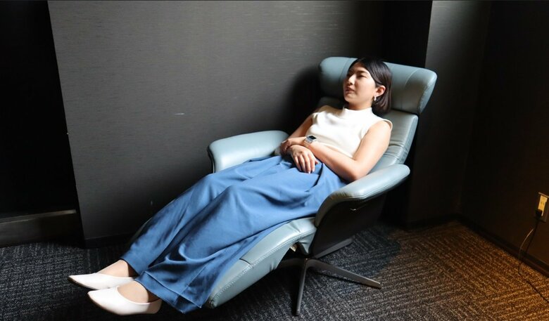 「リクライニング機能付きの高品質のレザーチェア」でリラックスするイメージ（提供：ネスレ日本）
