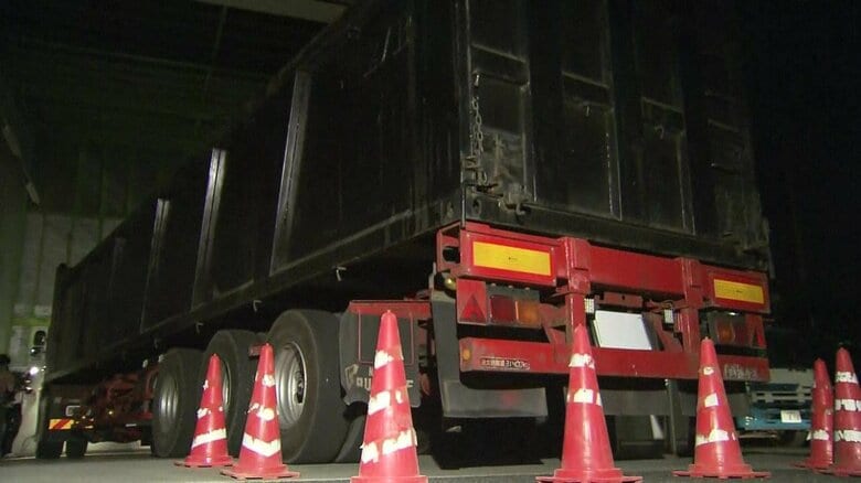 車体下部が赤く目立つ