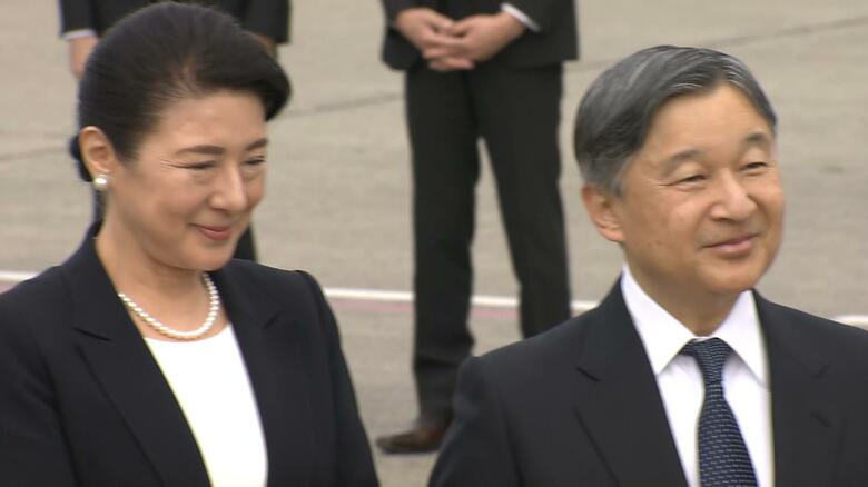 羽田空港に到着された天皇皇后両陛下