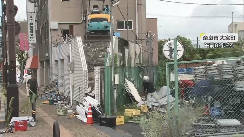 ビル解体工事現場では足場が倒壊