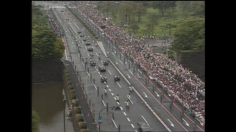 約19万人の人々が沿道から祝福した