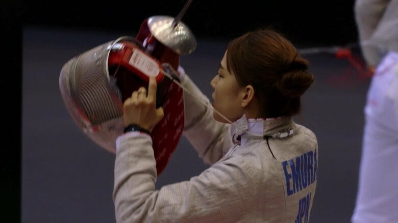 父も娘を遠くから見ていた