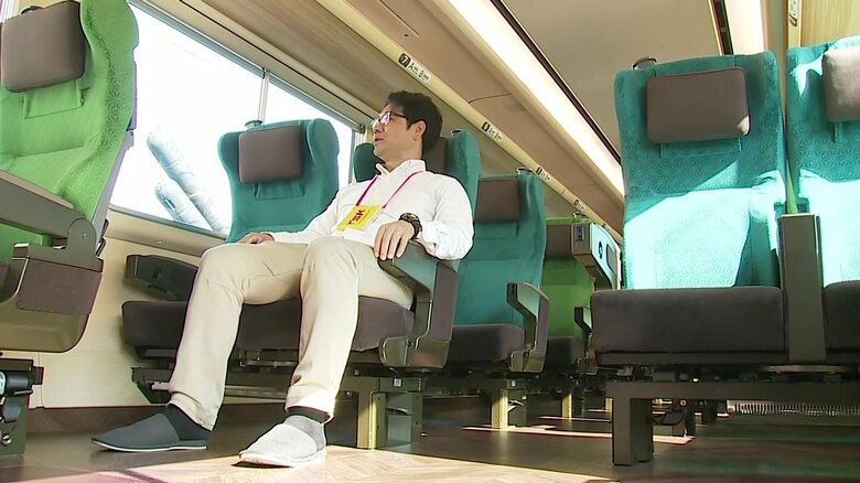 座席の間隔も新幹線並みで、西日本の在来線では最大級の広さ