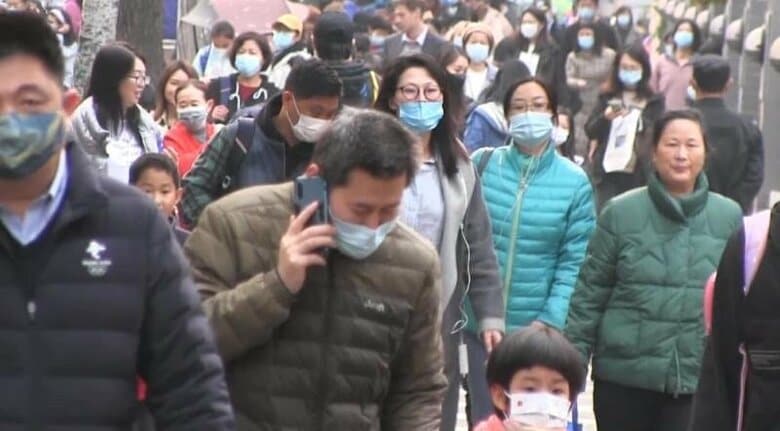 小学校に子どもを迎えにくる親たち（北京）