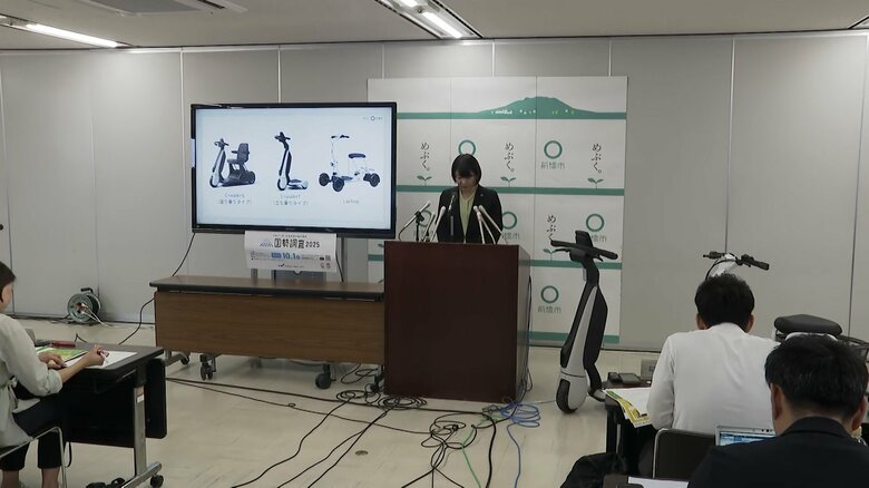 定例記者会見に臨む前橋市の小川市長　10月6日