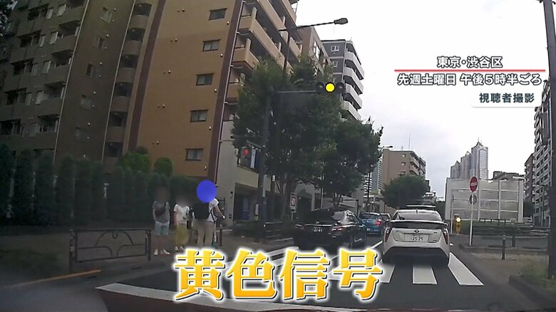 1台目のキックボードは黄色信号をそのまま直進