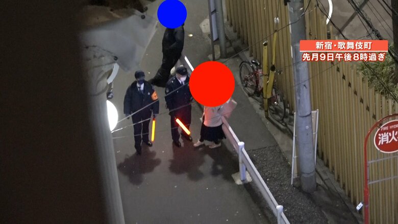 立っている女性に声をかけ、解散させる警察