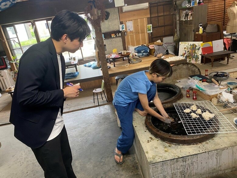 取材する德田聡一朗アナ