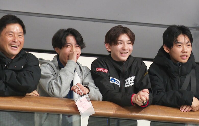 観戦する西野、蛯原、中田