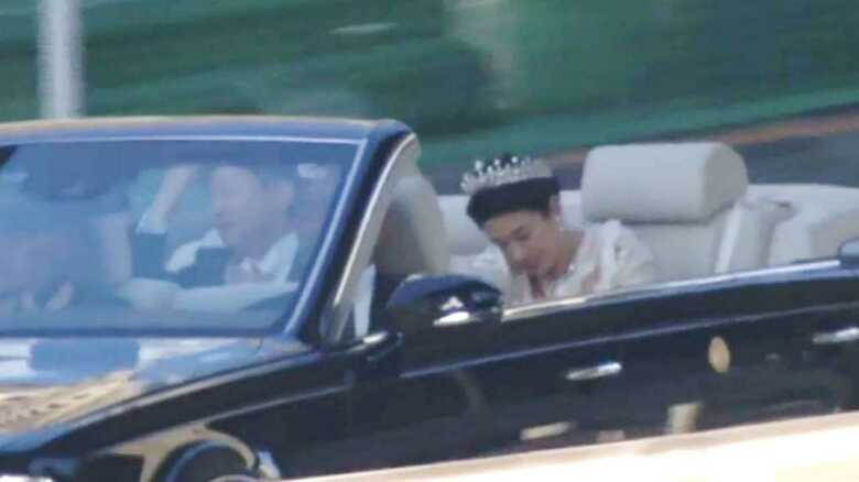 沿道に国民がいない場所で雅子さまは涙をぬぐわれた