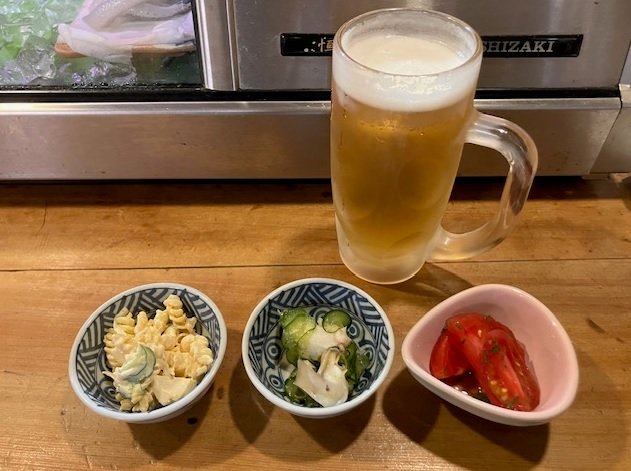 「美人亭」のちょい飲みセット（1500円）※写真の飲み物、小鉢に加え魚料理1品付き