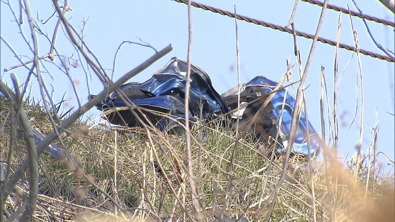 男性2人が乗っていた車
