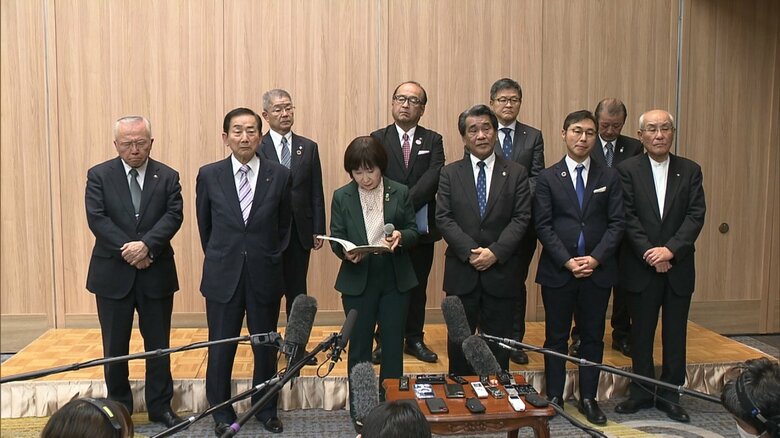 取材に応じる10市町の首長（2月25日）