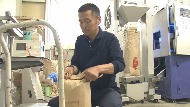 精米したコメを袋詰め