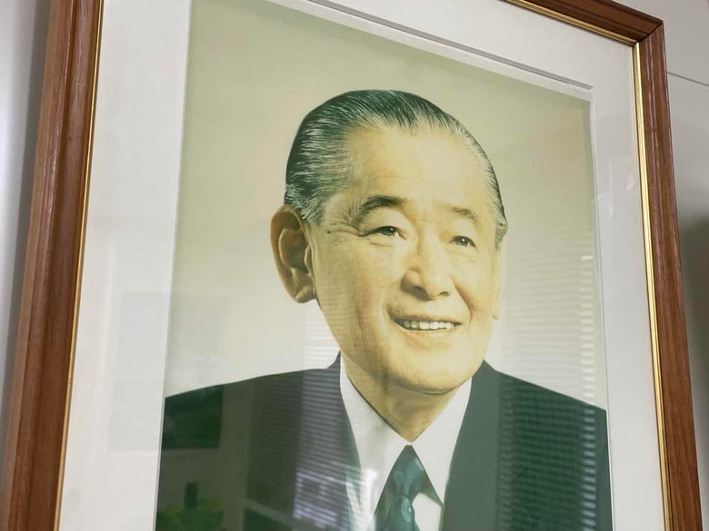 事務所には故竹下元首相の写真が