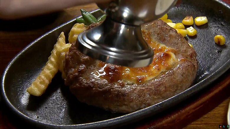 「キッチン谷沢」のデミグラスソースがたっぷりかかった手ごねハンバーグと光り輝くご飯（東京・西早稲田）①