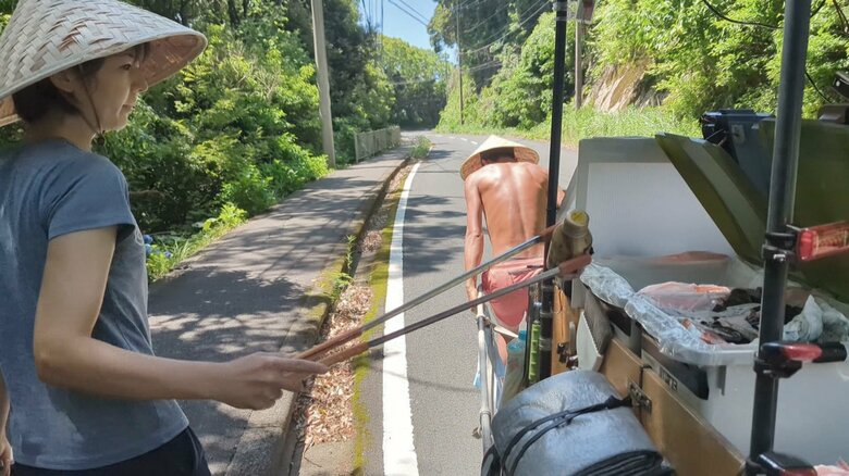 ごみ拾いをする旅のパートナー・福本晃子さん