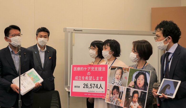 ウイングスでは医療的ケア児支援法早期成立を求めて署名を提出（画像提供：ウイングス 医療的ケア児などのがんばる子どもと家族を支える会）