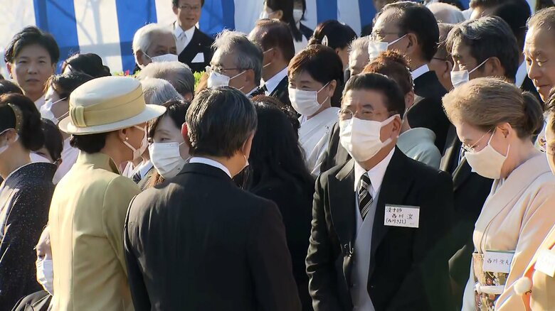 西川きよしさんと懇談される両陛下