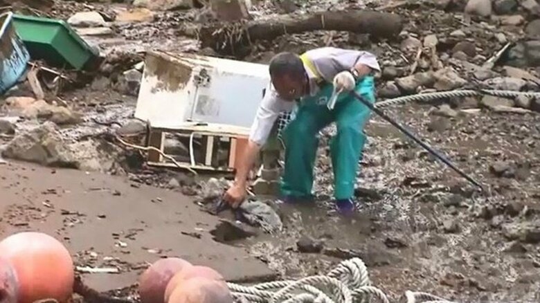 土砂が堆積した港で、行方不明者の手がかりを探す漁師・金子友一さん