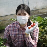 愛子さま、収穫したイチゴを手に笑顔…天皇ご一家 ご静養中のプライベート写真公開　子牛「レインボー」とふれあうシーンも
