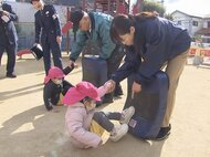 声掛けには「助けて」と叫び逃げる…幼稚園で防犯教室 “異常事態”を周囲に知らせる方法などを警察官から教わる