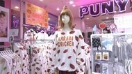 飲食店×アパレルのコラボ続々 サイゼリヤ柄ワンピースに天下一品スニーカー